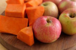 Сладкие пирожки из дрожжевого теста с яблоками и тыквой