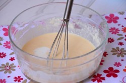 Сладкий творожный омлет