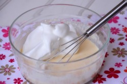 Сладкий творожный омлет