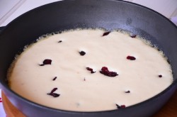 Сладкий творожный омлет