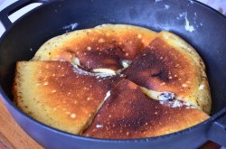 Сладкий творожный омлет