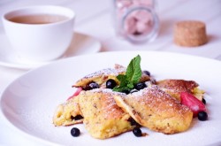 Сладкий творожный омлет