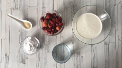 Суфле из сливок и желатина с земляникой - шаг 1 Суфле из сливок и желатина с земляникой - шаг 1