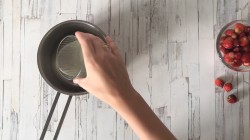 Суфле из сливок и желатина с земляникой - шаг 3 Суфле из сливок и желатина с земляникой - шаг 3