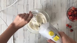 Суфле из сливок и желатина с земляникой - шаг 4 Суфле из сливок и желатина с земляникой - шаг 4