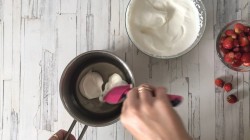 Суфле из сливок и желатина с земляникой - шаг 5 Суфле из сливок и желатина с земляникой - шаг 5