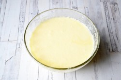 Сливовый пирог на кефире