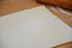 название картинки Быстрая и простая пицца из слоеного теста в духовке