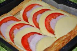 название картинки Быстрая и простая пицца из слоеного теста в духовке