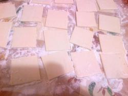 название картинки Пирожные из слоеного теста с масляным кремом на сгущенном молоке