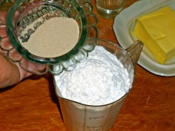 Слоеное дрожжевое тесто с яблоками - шаг 2 Слоеное дрожжевое тесто с яблоками - шаг 2