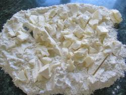 Слоеное тесто на сливочном масле и воде быстрое