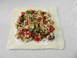 название картинки Слоеные конвертики с курицей и грибами