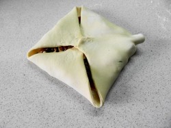 название картинки Слоеные конвертики с курицей и грибами