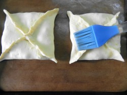 название картинки Слоеные конвертики с курицей и грибами