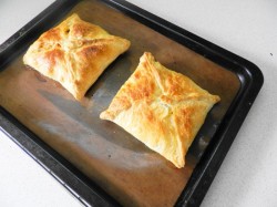 название картинки Слоеные конвертики с курицей и грибами