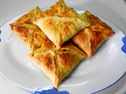 название картинки Слоеные конвертики с курицей и грибами