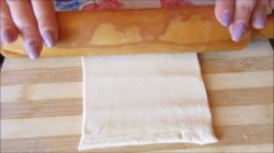 название картинки Конвертики из дрожжевого слоеного теста с простой начинкой