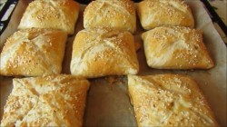 название картинки Конвертики из дрожжевого слоеного теста с простой начинкой