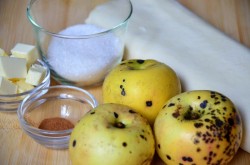 название картинки Конвертики с яблоками из слоеного теста в духовке