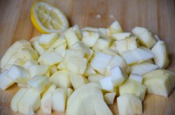 название картинки Конвертики с яблоками из слоеного теста в духовке