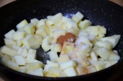 название картинки Конвертики с яблоками из слоеного теста в духовке