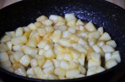 название картинки Конвертики с яблоками из слоеного теста в духовке