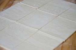 название картинки Конвертики с яблоками из слоеного теста в духовке