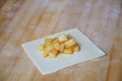 название картинки Конвертики с яблоками из слоеного теста в духовке