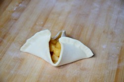 название картинки Конвертики с яблоками из слоеного теста в духовке