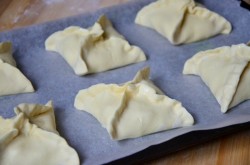 название картинки Конвертики с яблоками из слоеного теста в духовке