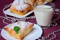 название картинки Конвертики с яблоками из слоеного теста в духовке