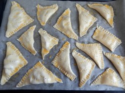 название картинки Слоеные пирожки с яблоками