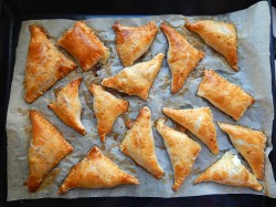 название картинки Слоеные пирожки с яблоками