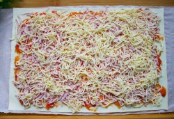 Рулетики из слоеного теста с сыром и колбасой - шаг 10