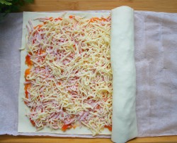 Рулетики из слоеного теста с сыром и колбасой - шаг 11