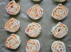 Рулетики из слоеного теста с сыром и колбасой - шаг 14