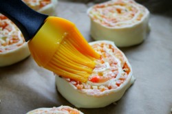 Рулетики из слоеного теста с сыром и колбасой - шаг 15