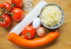 Рулетики из слоеного теста с сыром и колбасой - шаг 1