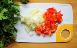 Рулетики из слоеного теста с сыром и колбасой - шаг 2