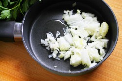 Рулетики из слоеного теста с сыром и колбасой - шаг 3