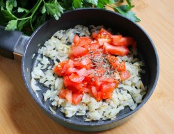 Рулетики из слоеного теста с сыром и колбасой - шаг 4