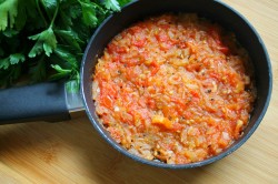 Рулетики из слоеного теста с сыром и колбасой - шаг 5