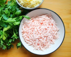 Рулетики из слоеного теста с сыром и колбасой - шаг 6