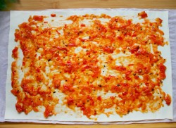 Рулетики из слоеного теста с сыром и колбасой - шаг 8