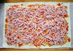 Рулетики из слоеного теста с сыром и колбасой - шаг 9