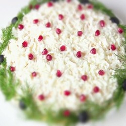 Слоеный салат из отварной говядины с грибами Зимняя сказка