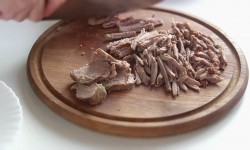 Слоеный салат из отварной говядины с грибами Зимняя сказка