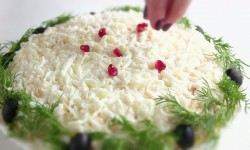 Слоеный салат из отварной говядины с грибами Зимняя сказка