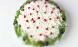 Слоеный салат из отварной говядины с грибами Зимняя сказка